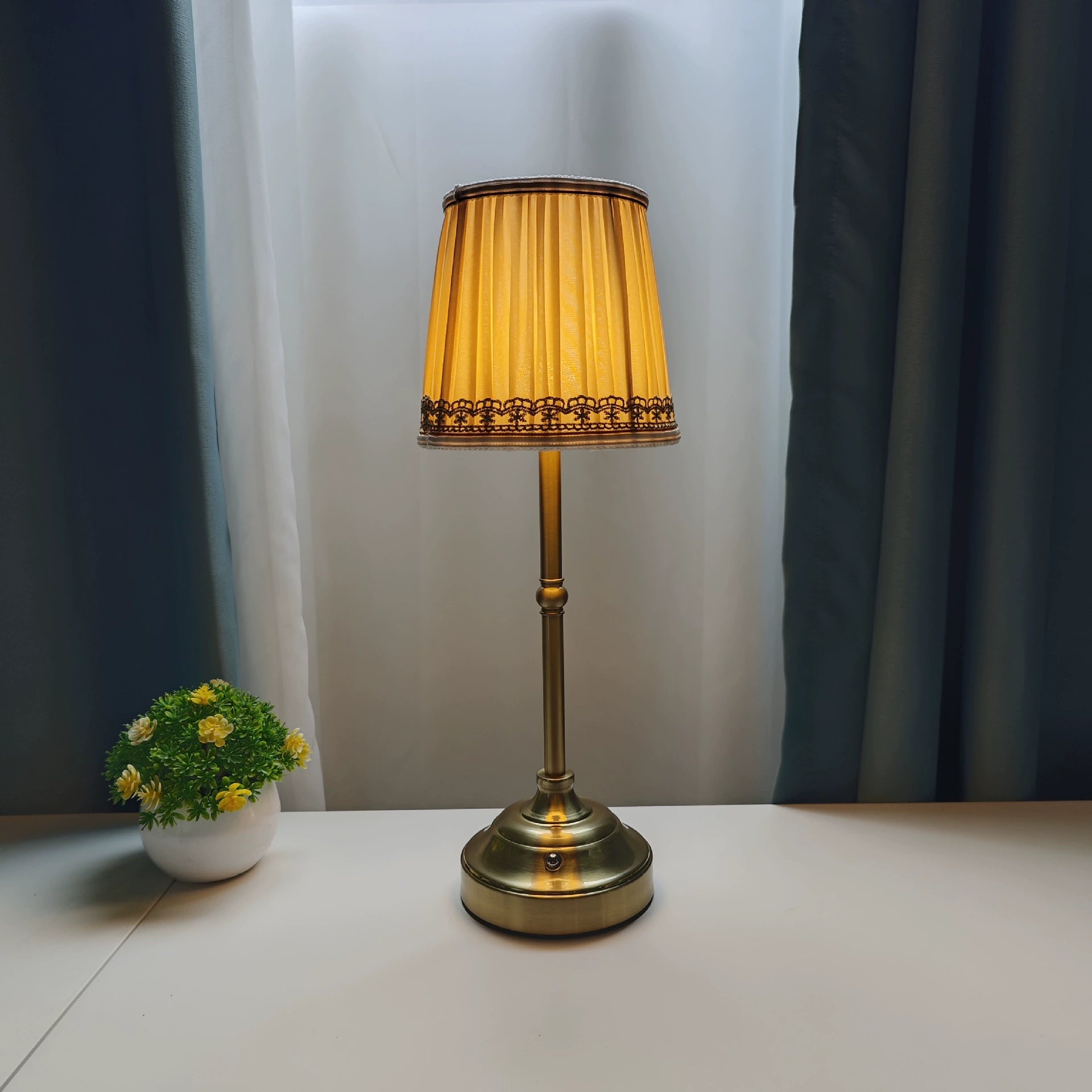 Nordic Glow Table Lamp – Cozy 3-Color Ambient Light